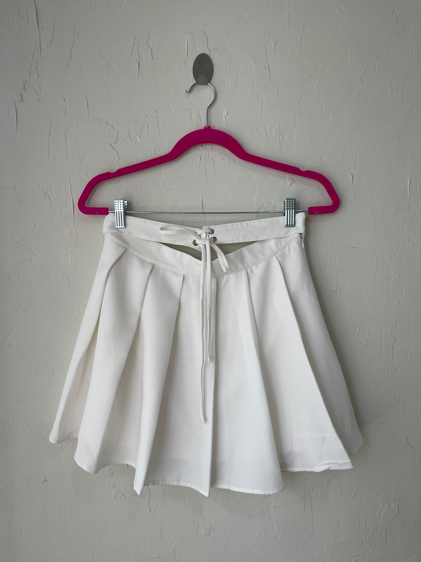 White Pleated Skirt  (M)